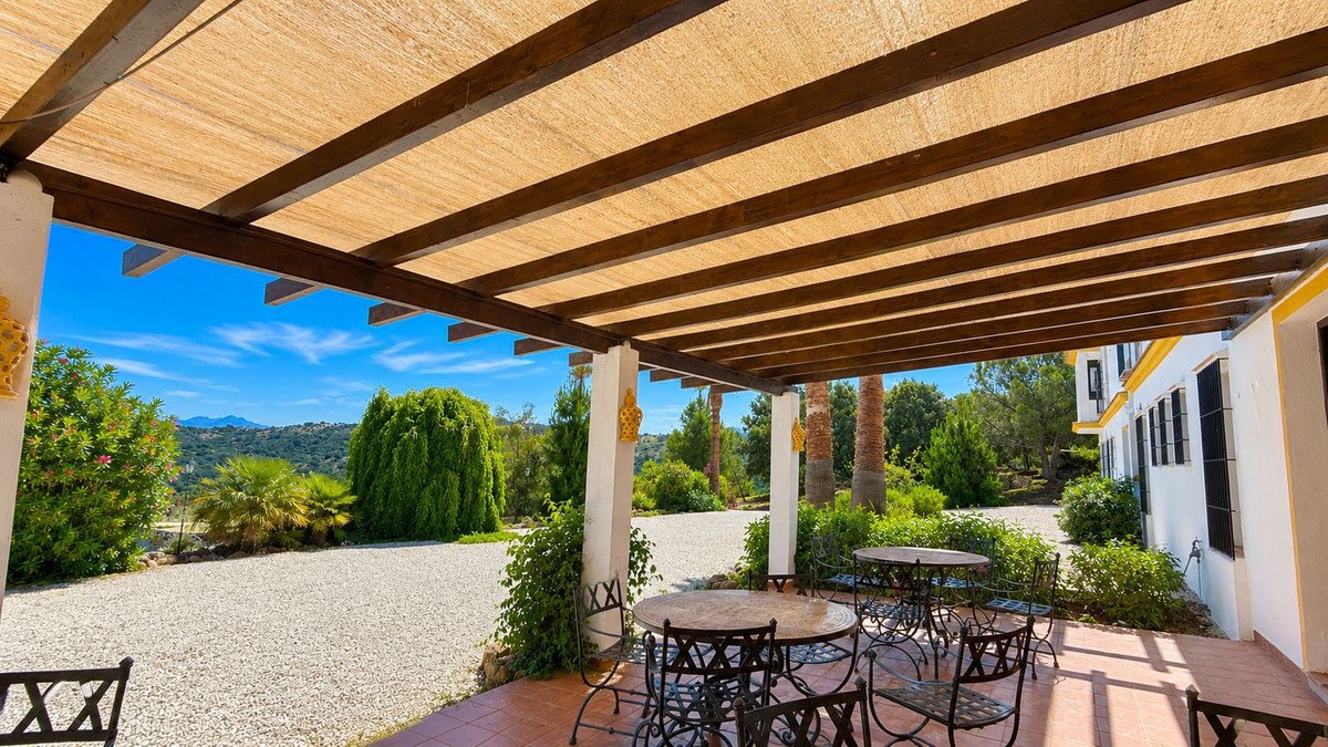 13 Bed Hotel in Almogía