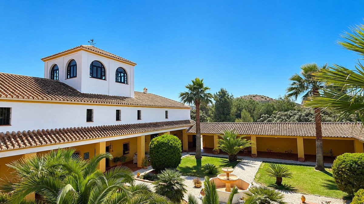13 Bed Hotel in Almogía