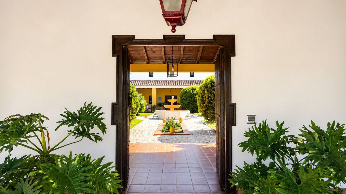 13 Bed Hotel in Almogía