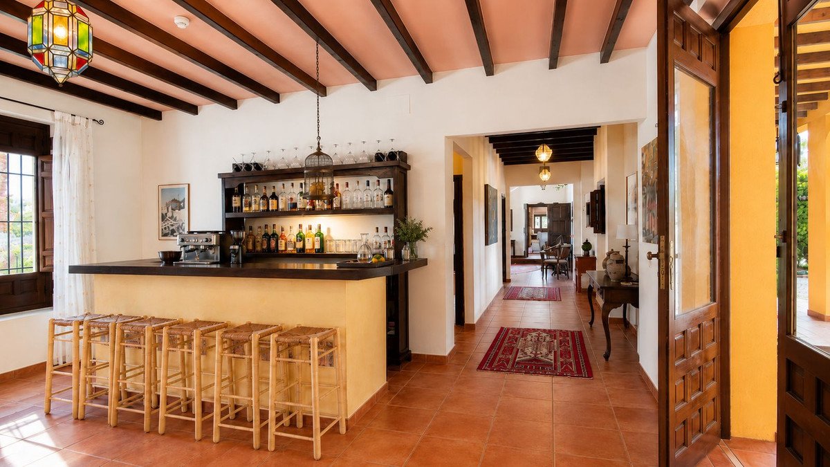 13 Bed Hotel in Almogía
