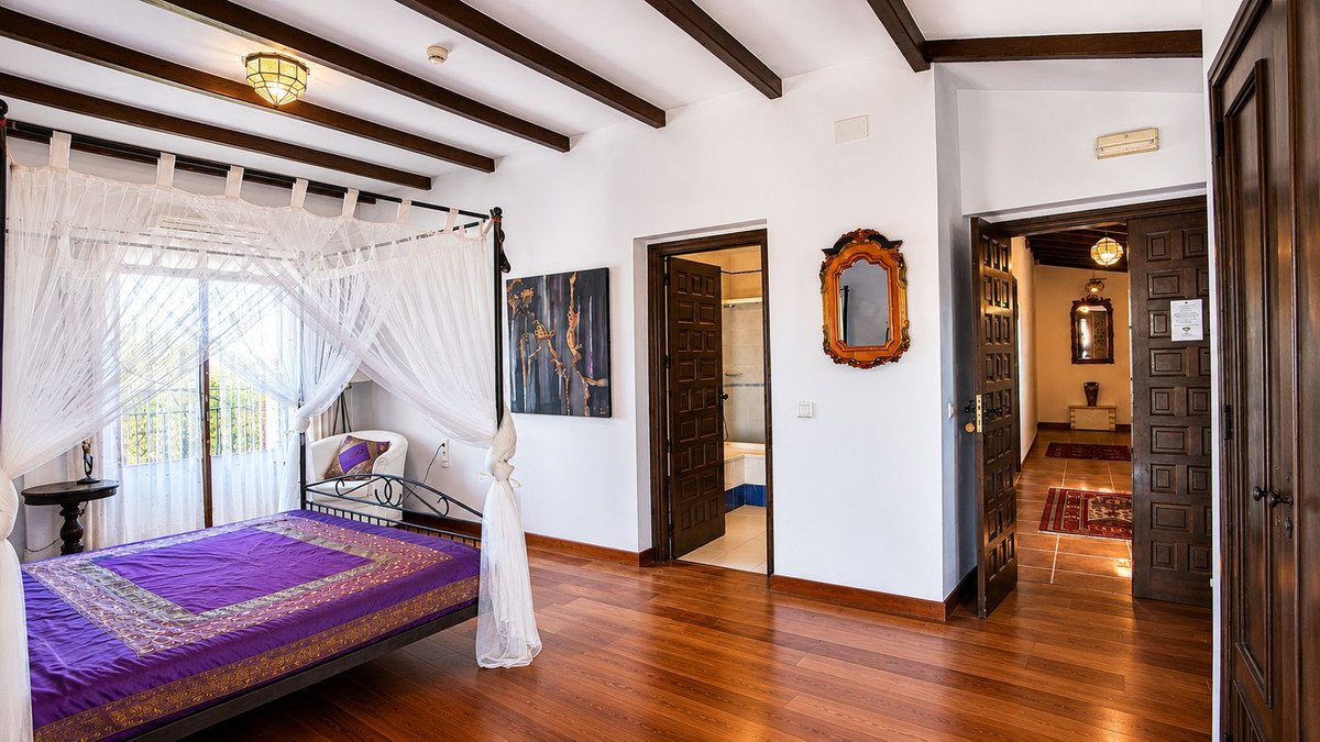 13 Bed Hotel in Almogía