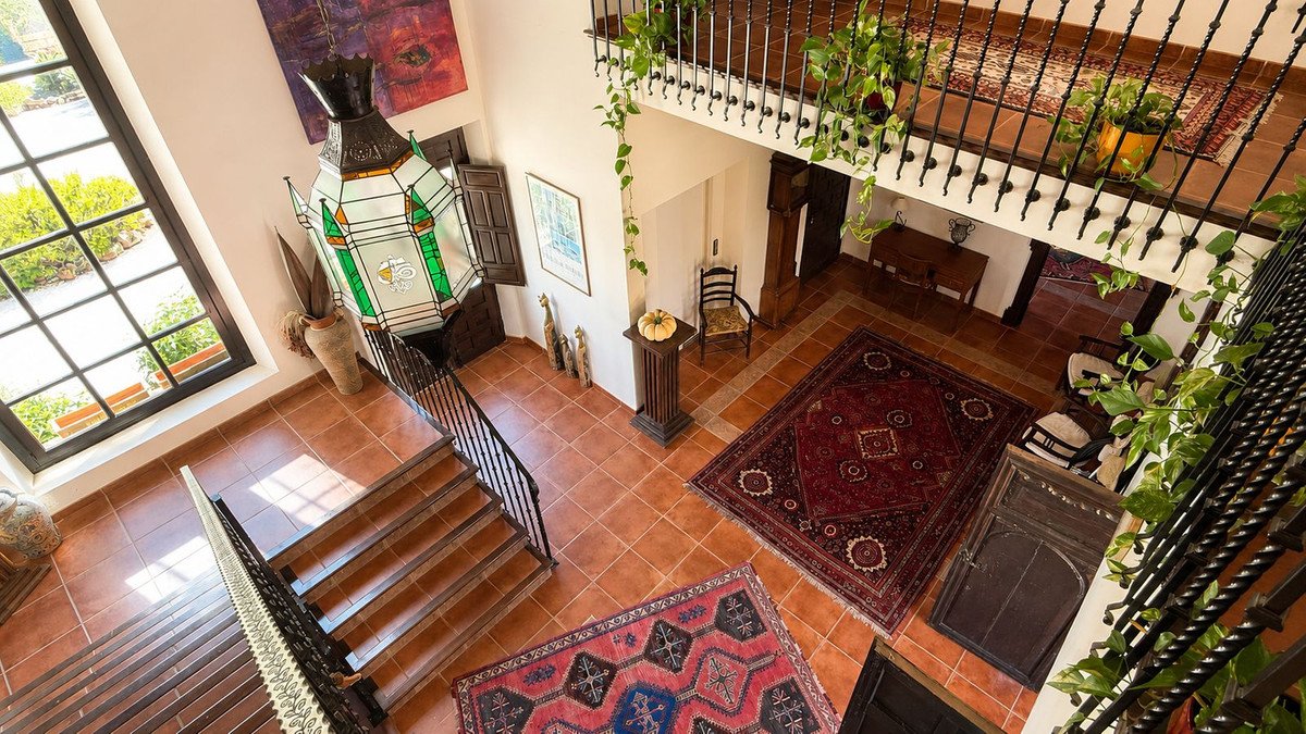 13 Bed Hotel in Almogía