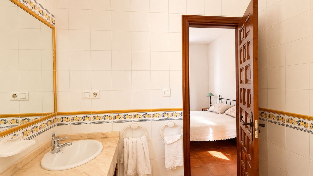 13 Bed Hotel in Almogía