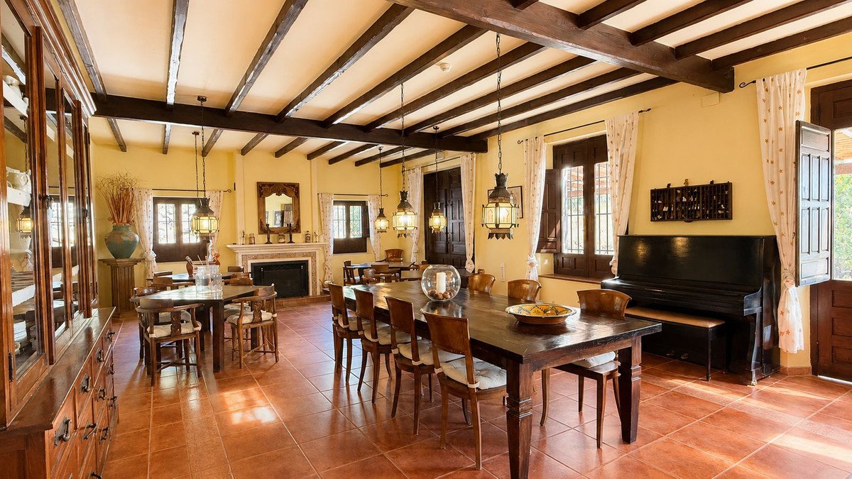 13 Bed Hotel in Almogía