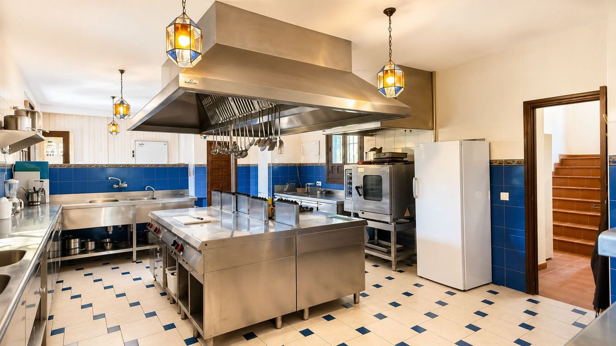 13 Bed Hotel in Almogía