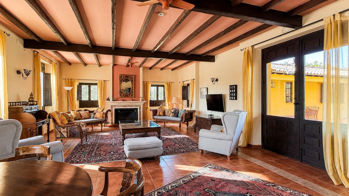 13 Bed Hotel in Almogía