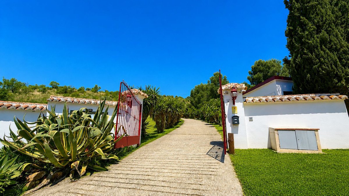 13 Bed Hotel in Almogía