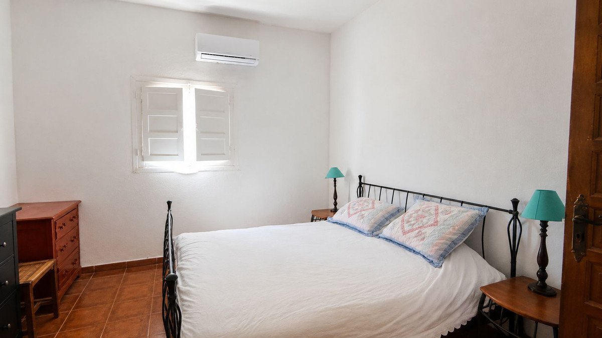 13 Bed Hotel in Almogía
