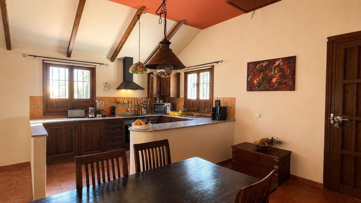 13 Bed Hotel in Almogía