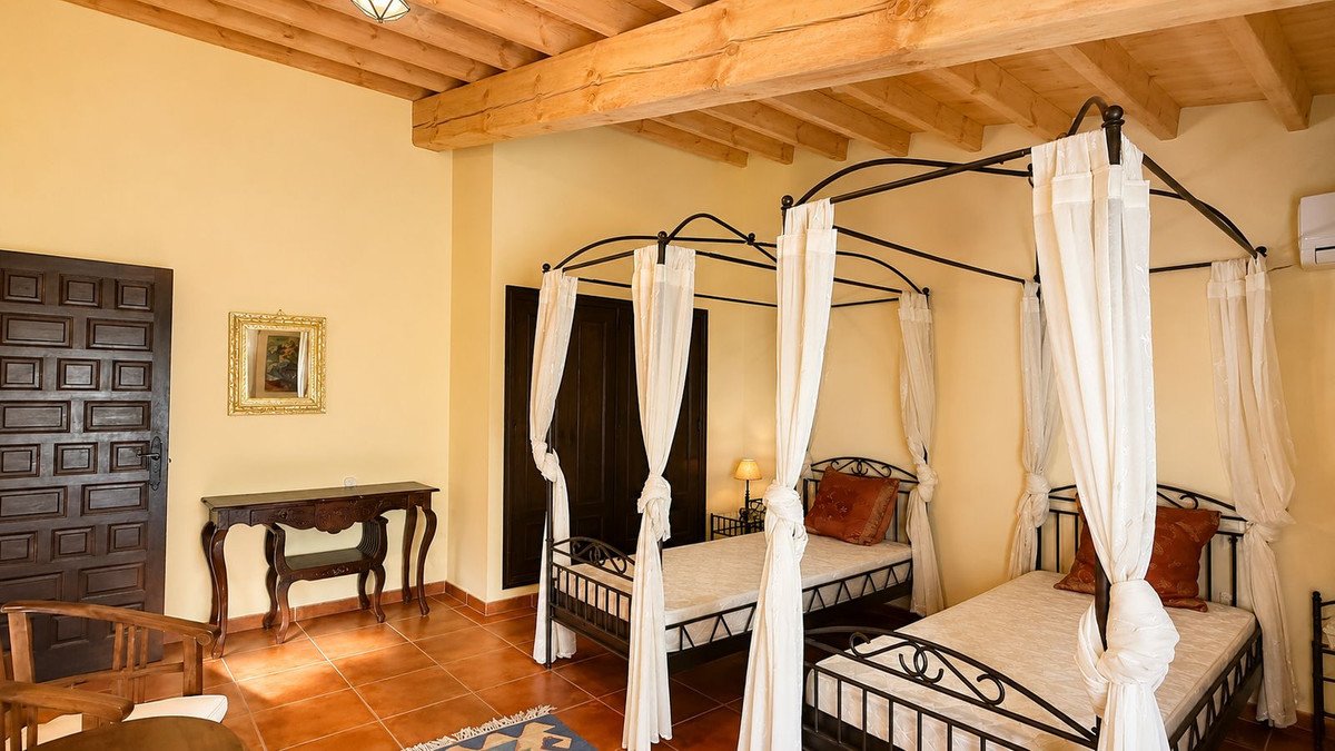 13 Bed Hotel in Almogía