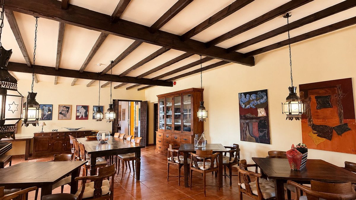 13 Bed Hotel in Almogía