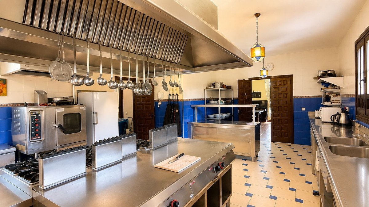 13 Bed Hotel in Almogía