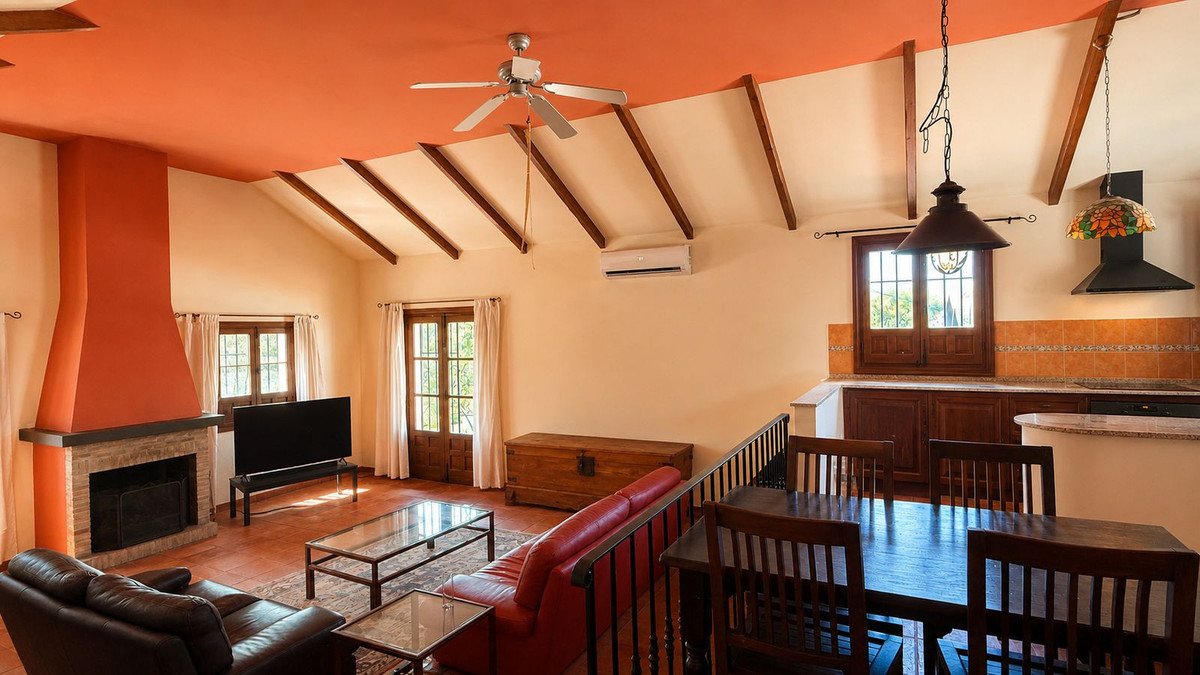 13 Bed Hotel in Almogía