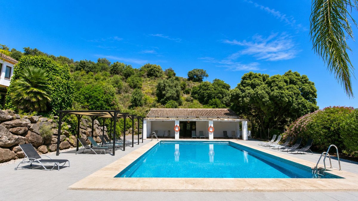 13 Bed Hotel in Almogía