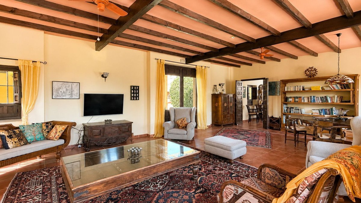 13 Bed Hotel in Almogía