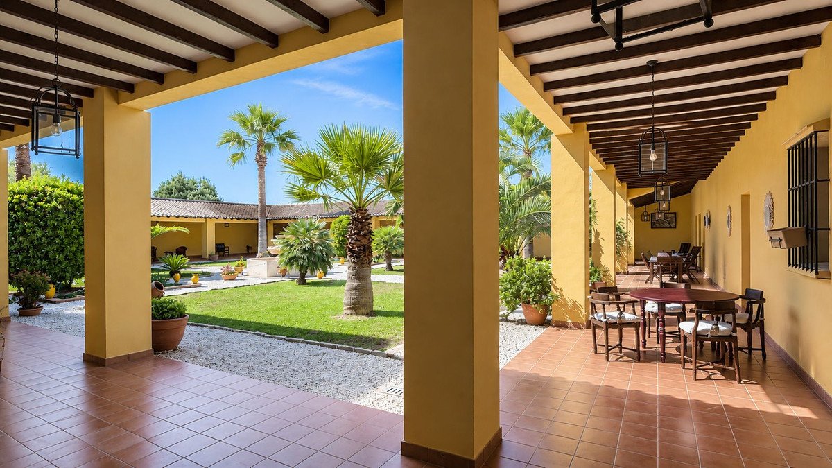 13 Bed Hotel in Almogía