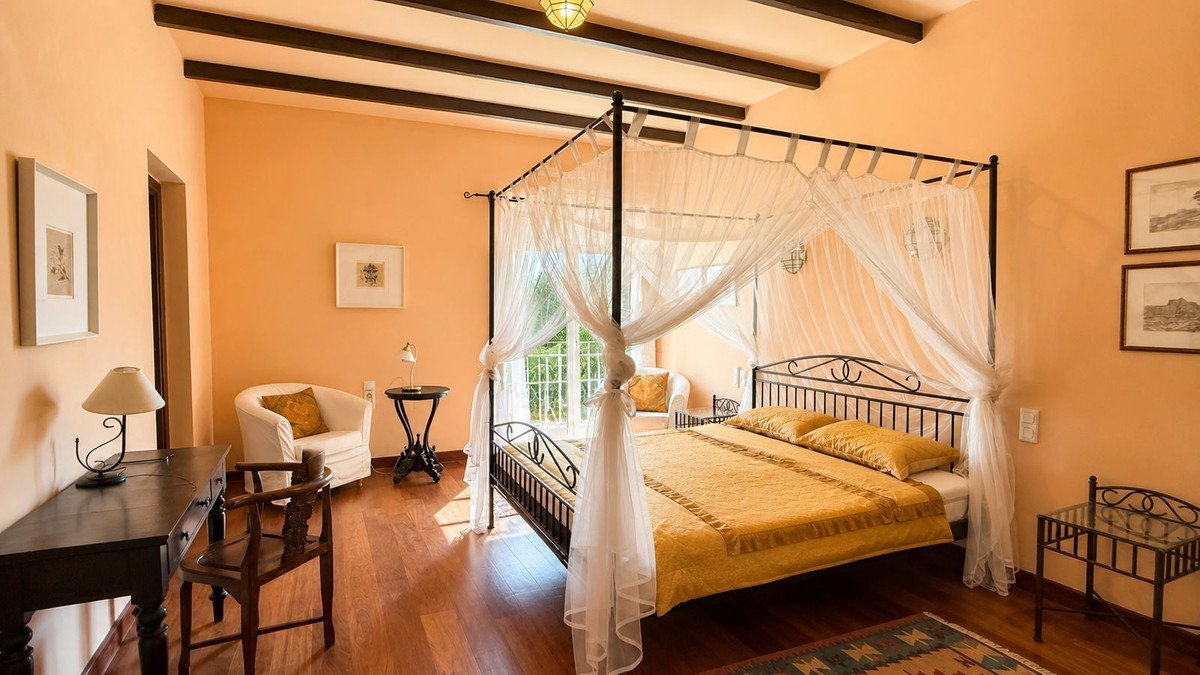 13 Bed Hotel in Almogía