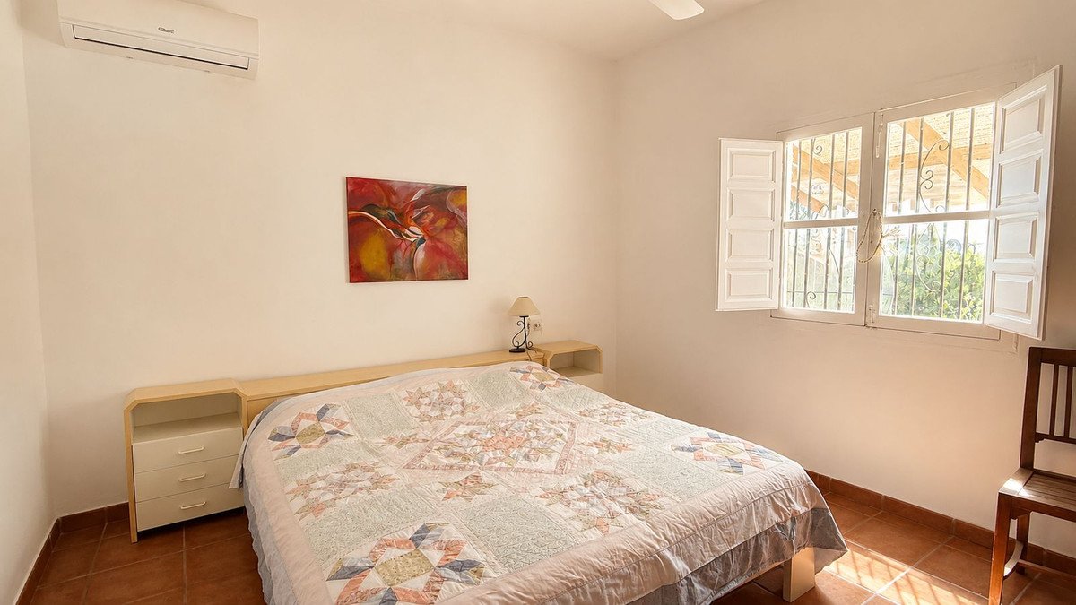 13 Bed Hotel in Almogía