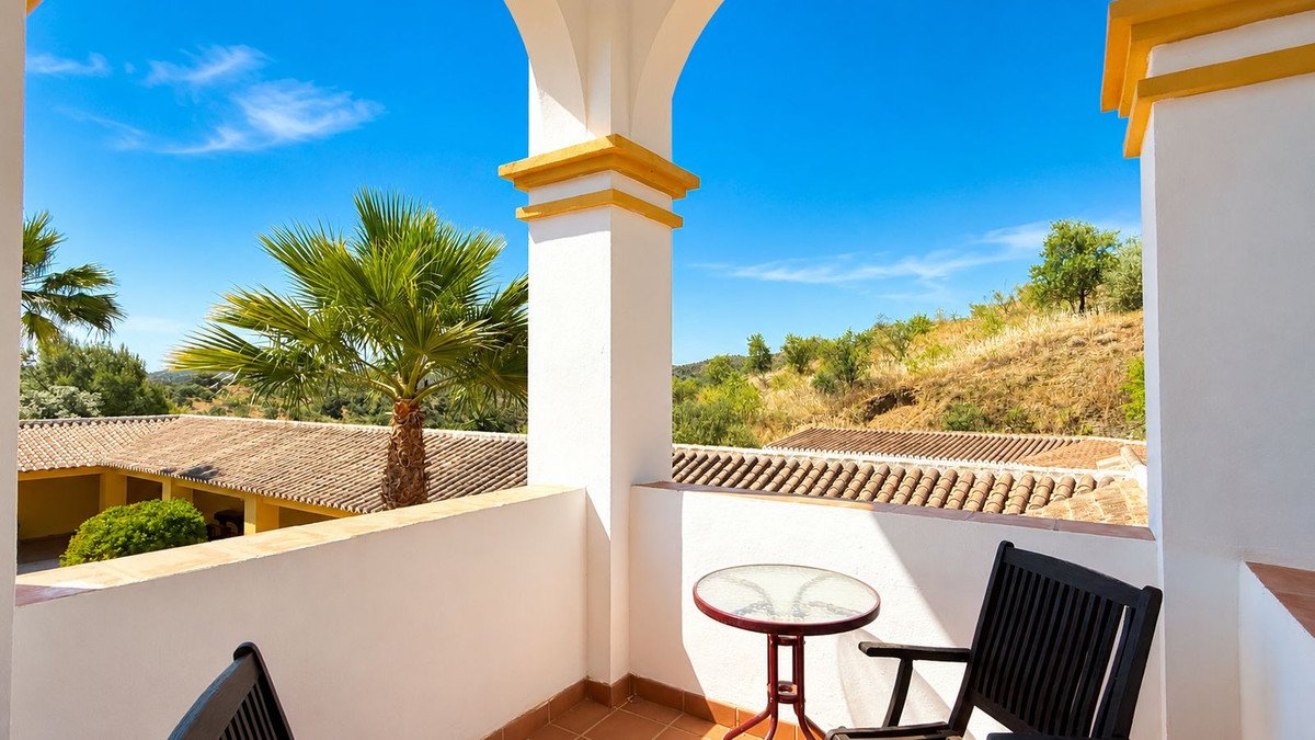 13 Bed Hotel in Almogía