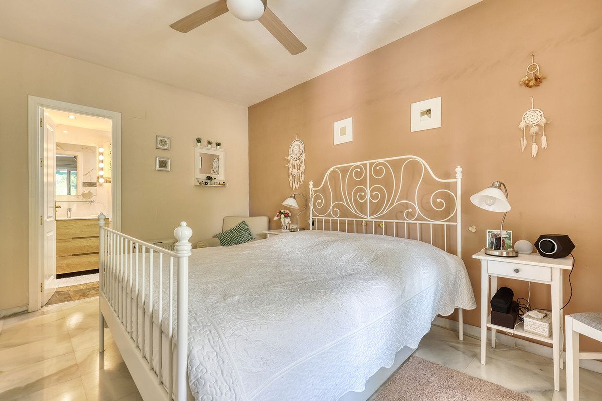 3 Bed Middle Floor Apartment in Nueva Andalucía