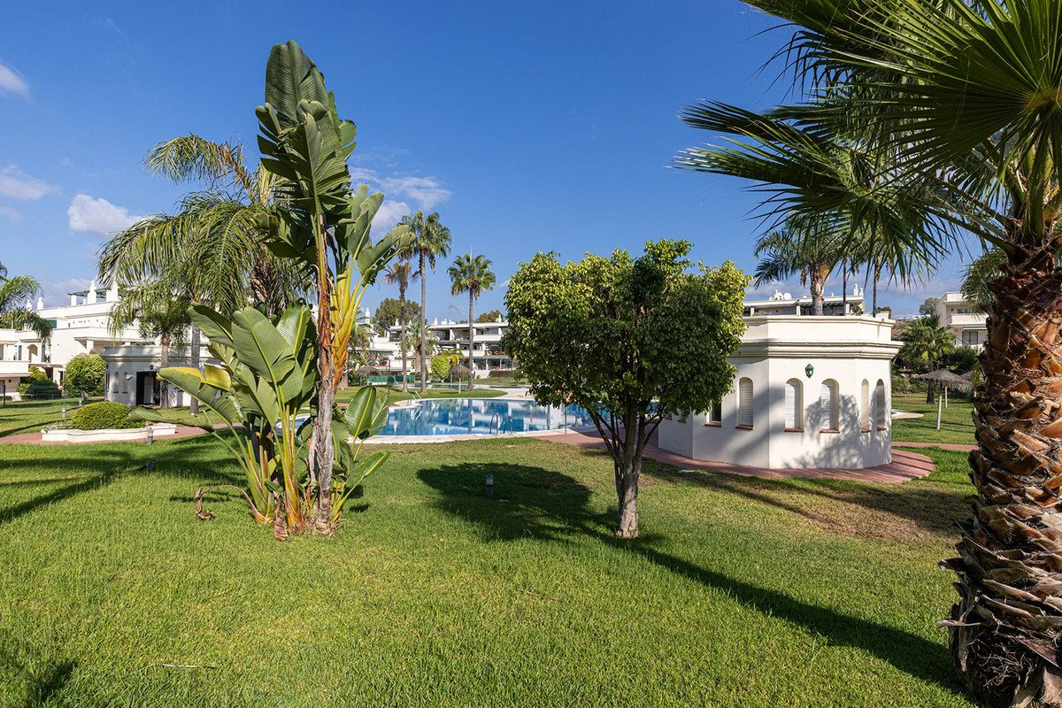 3 Bed Middle Floor Apartment in Nueva Andalucía