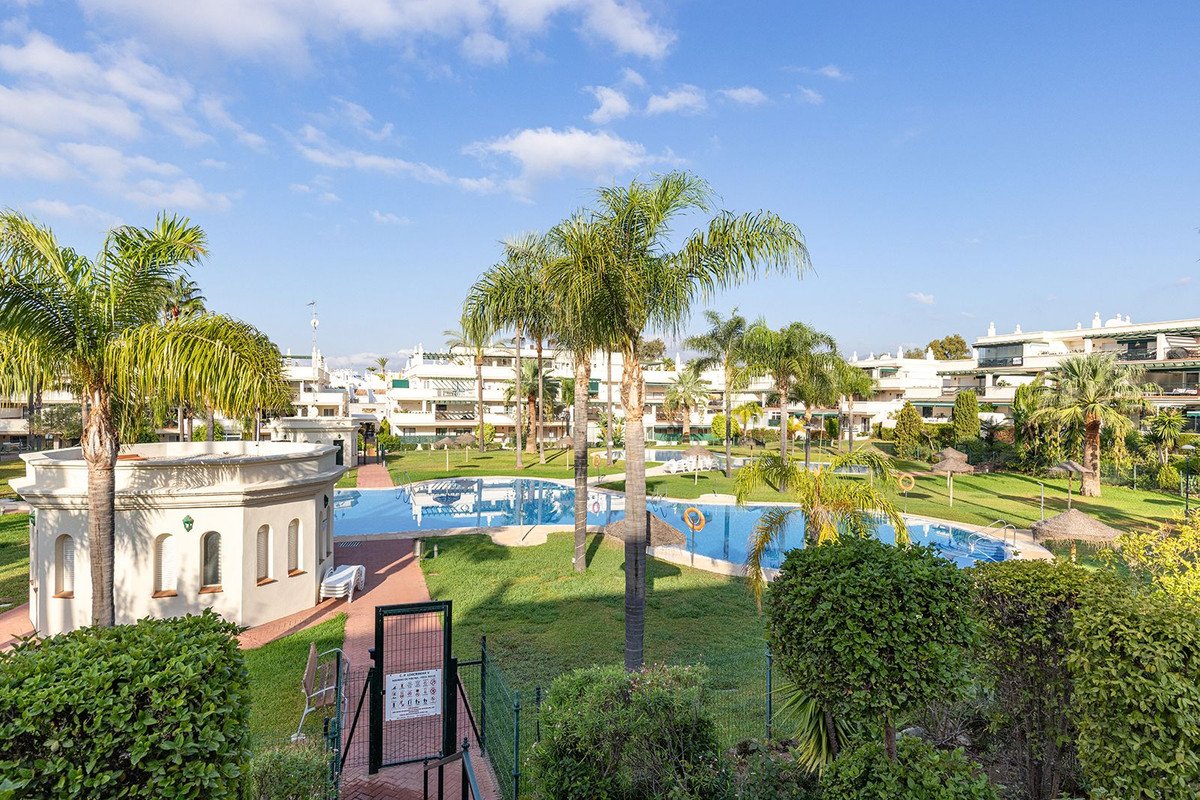 3 Bed Middle Floor Apartment in Nueva Andalucía