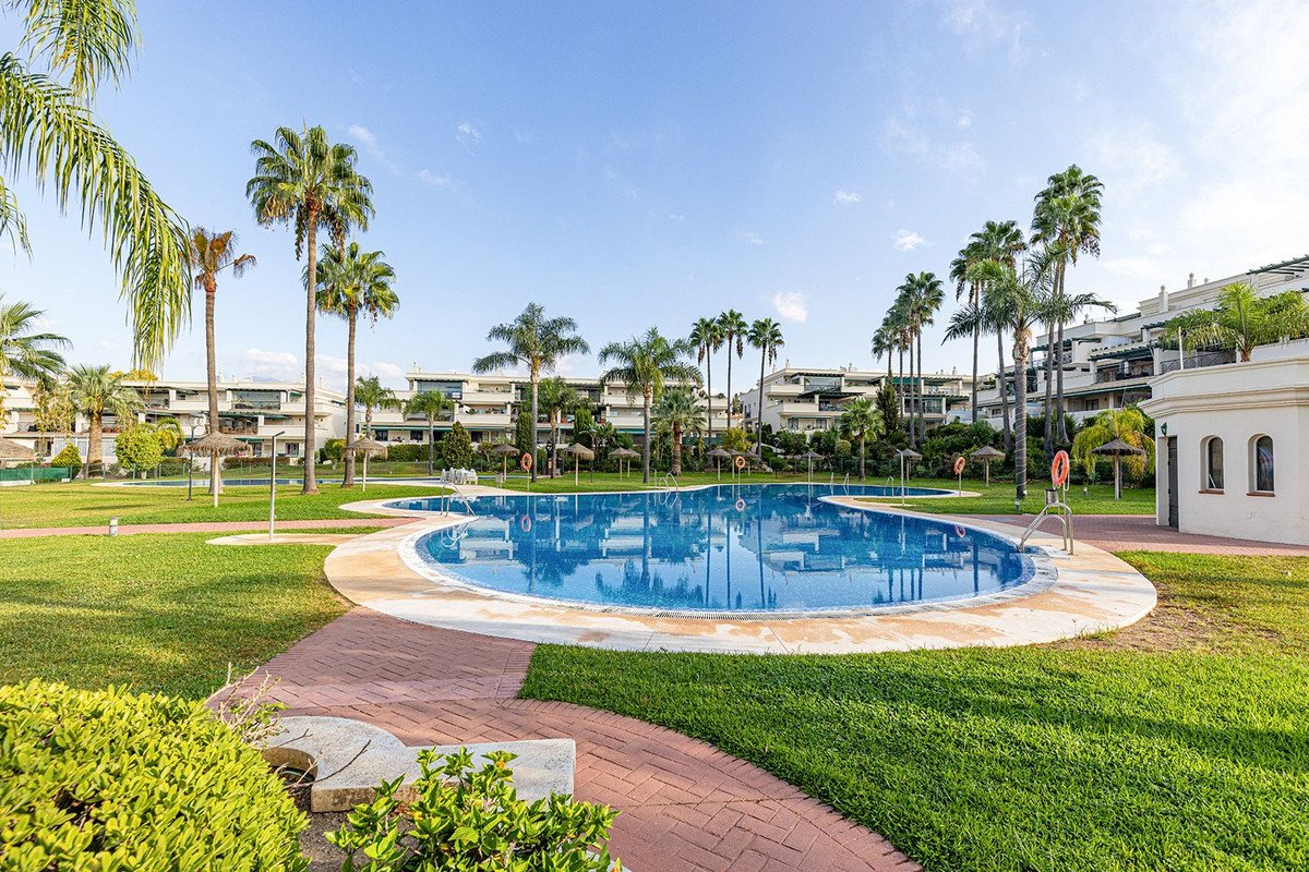 3 Bed Middle Floor Apartment in Nueva Andalucía