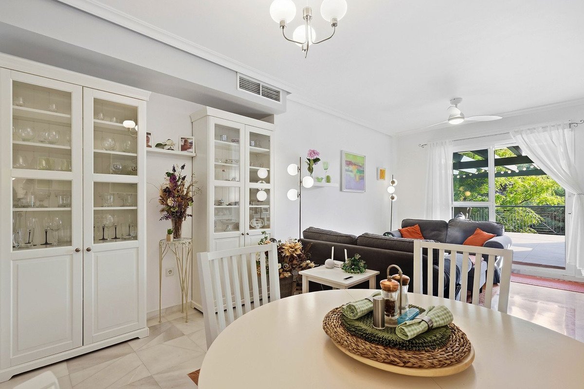 3 Bed Middle Floor Apartment in Nueva Andalucía