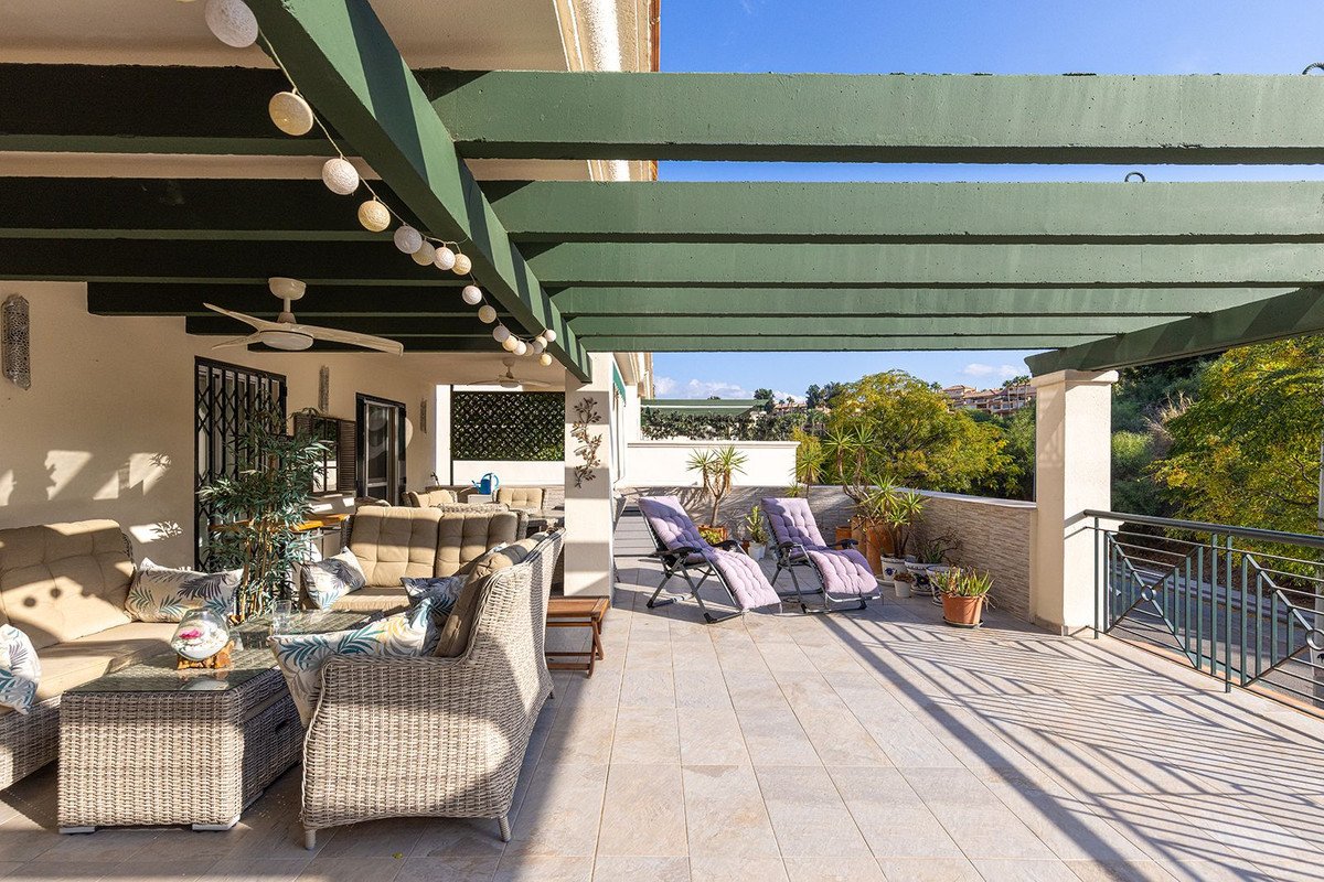 3 Bed Middle Floor Apartment in Nueva Andalucía