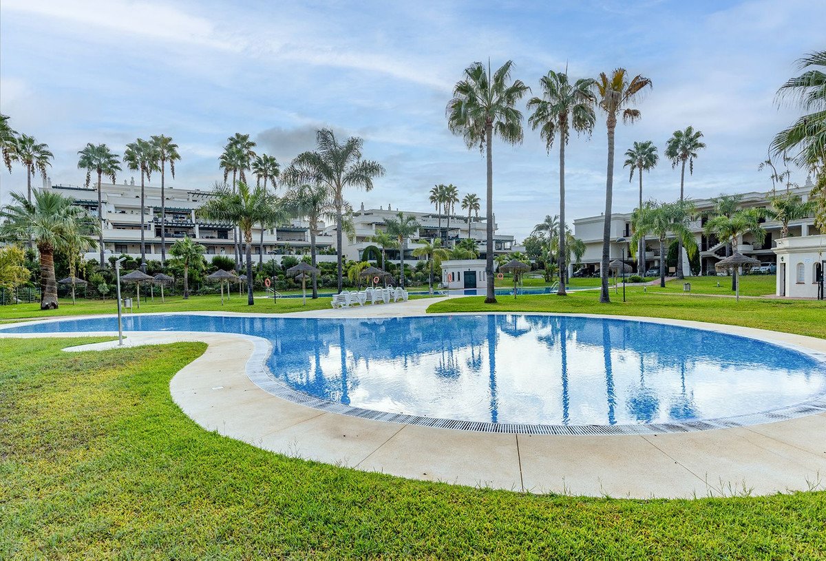 3 Bed Middle Floor Apartment in Nueva Andalucía