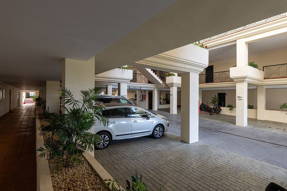 3 Bed Middle Floor Apartment in Nueva Andalucía