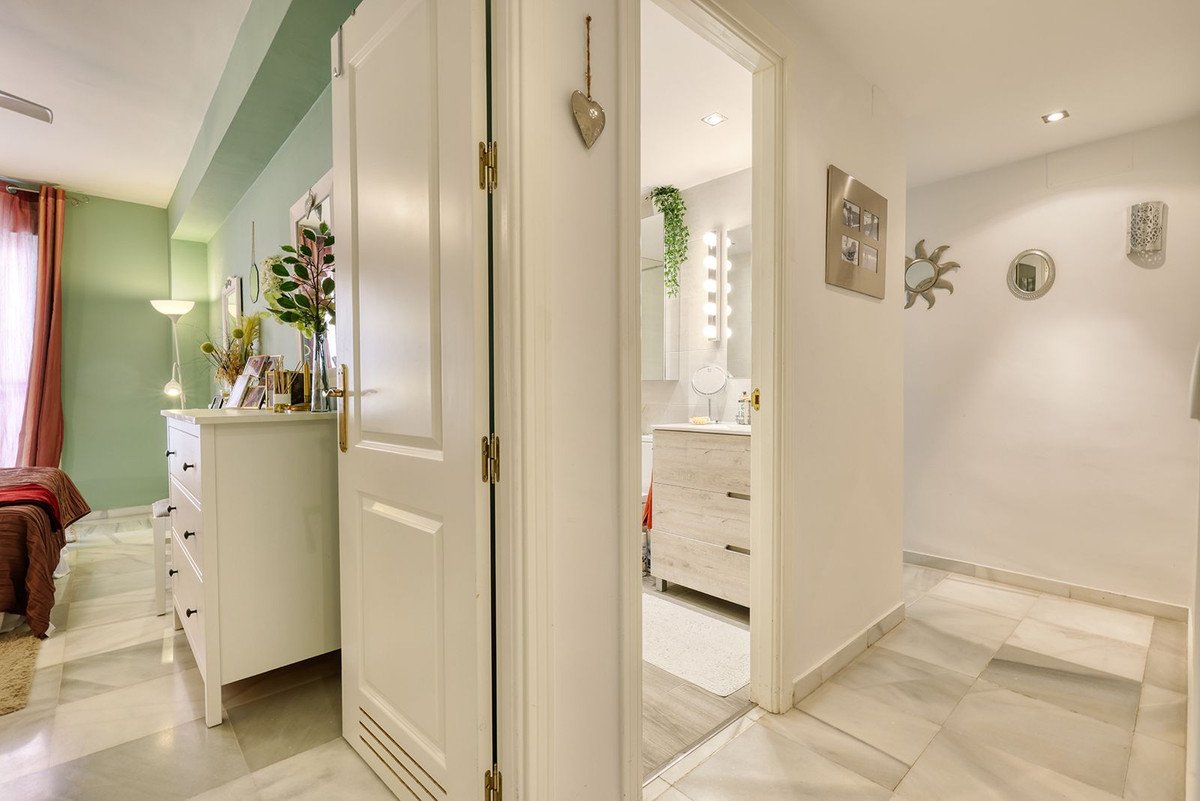 3 Bed Middle Floor Apartment in Nueva Andalucía