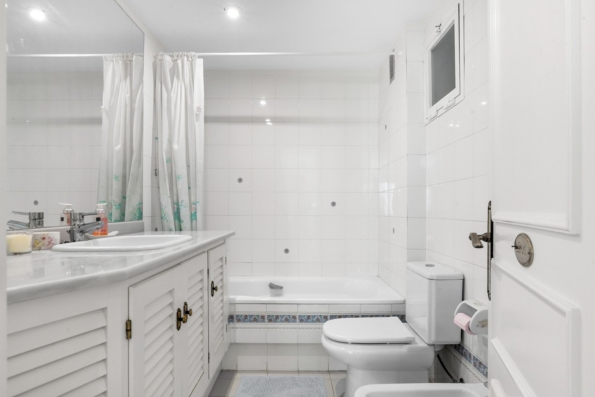 3 Bed Middle Floor Apartment in Elviria