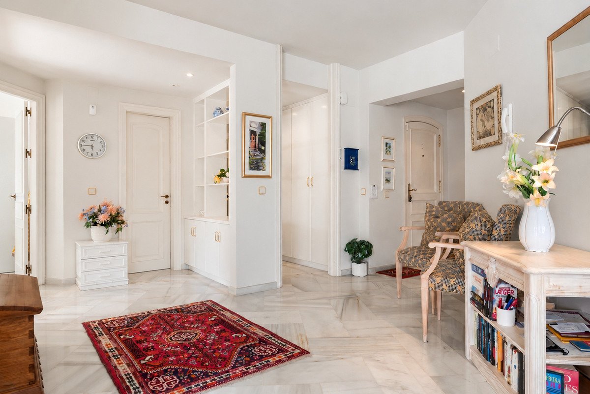 3 Bed Middle Floor Apartment in Elviria