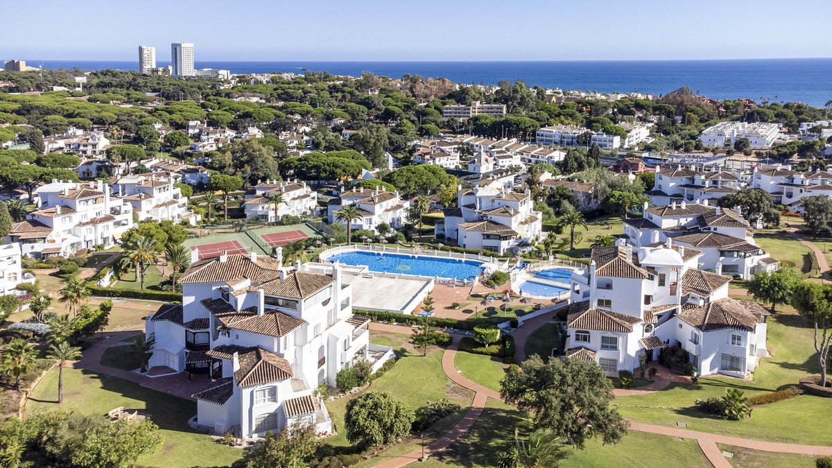 3 Bed Middle Floor Apartment in Elviria