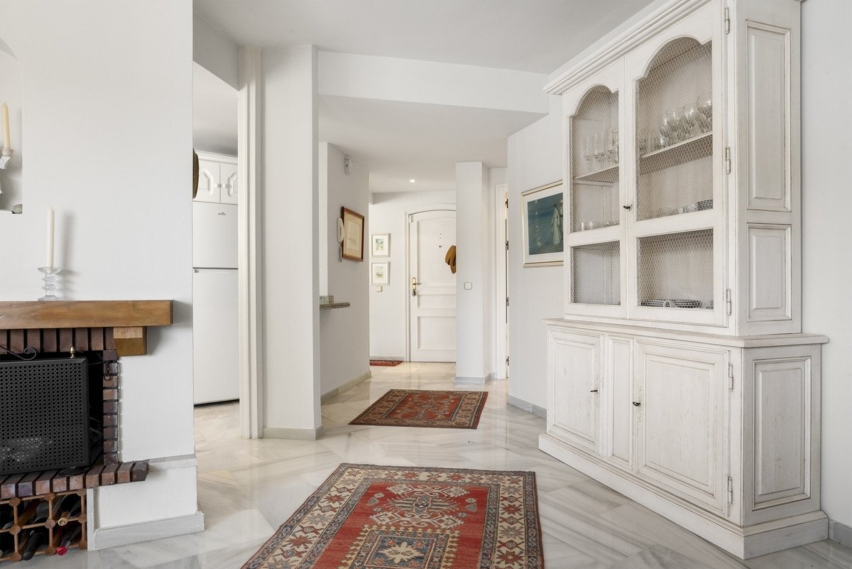 3 Bed Middle Floor Apartment in Elviria