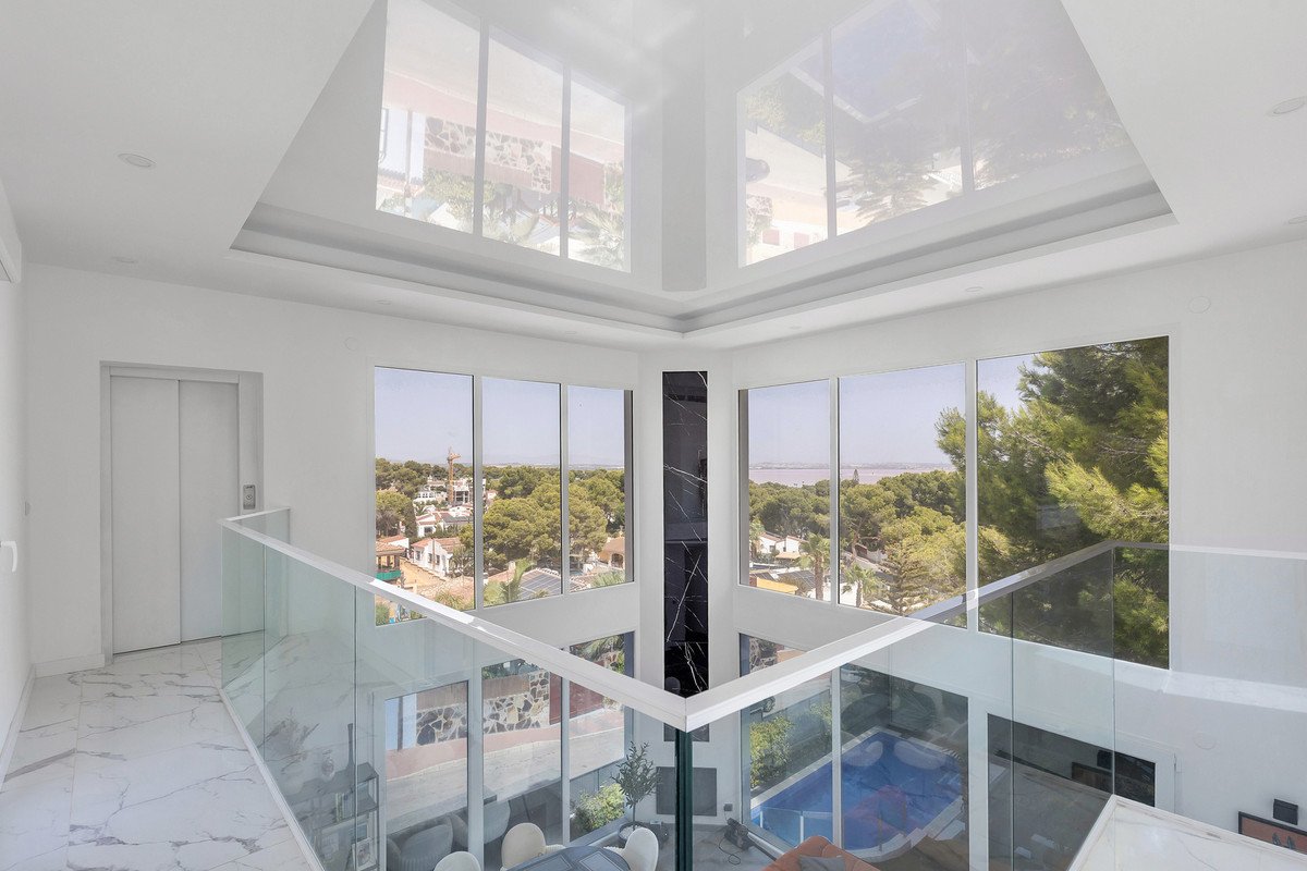 5 Bed Detached Villa in Los Balcones