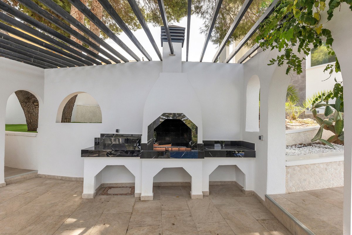 5 Bed Detached Villa in Los Balcones