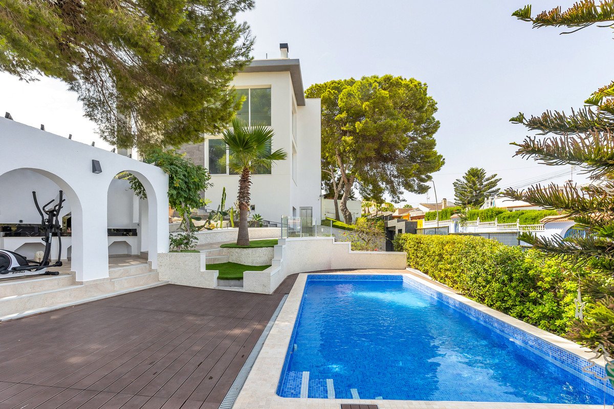 5 Bed Detached Villa in Los Balcones