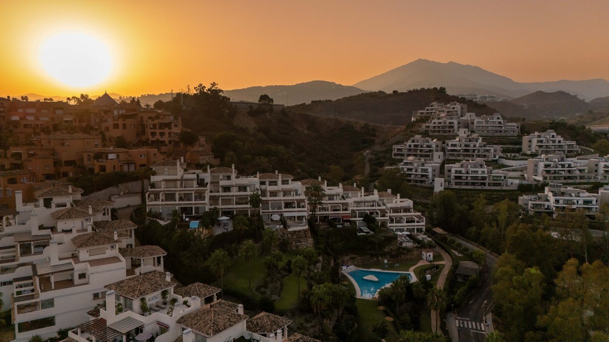 3 Bed Middle Floor Apartment in Nueva Andalucía
