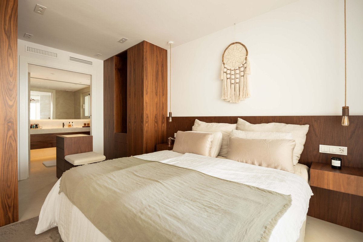 3 Bed Middle Floor Apartment in Nueva Andalucía
