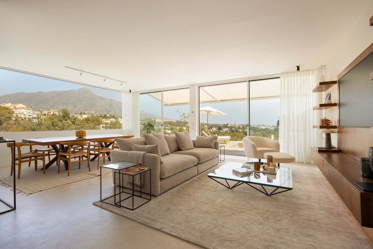 3 Bed Middle Floor Apartment in Nueva Andalucía