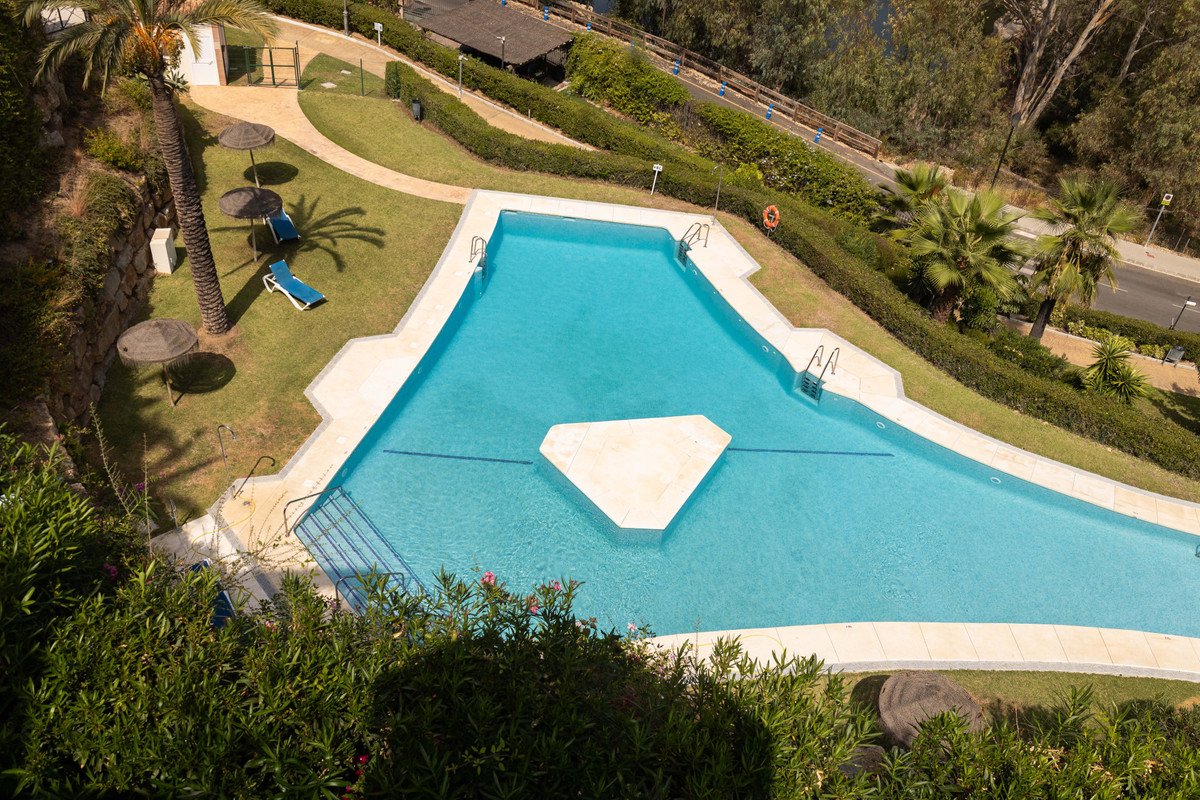 3 Bed Middle Floor Apartment in Nueva Andalucía