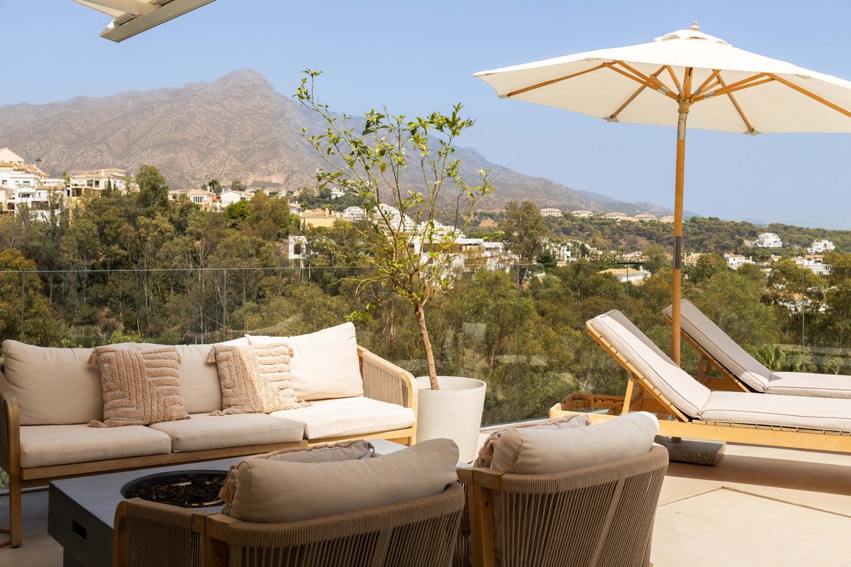 3 Bed Middle Floor Apartment in Nueva Andalucía