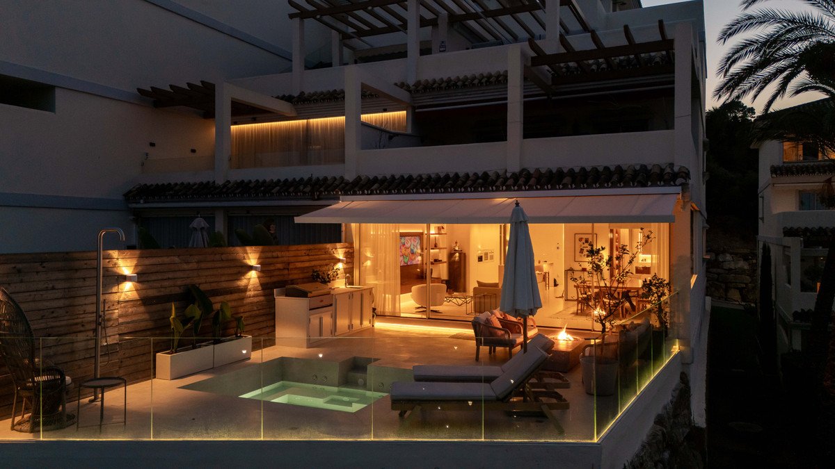 3 Bed Middle Floor Apartment in Nueva Andalucía