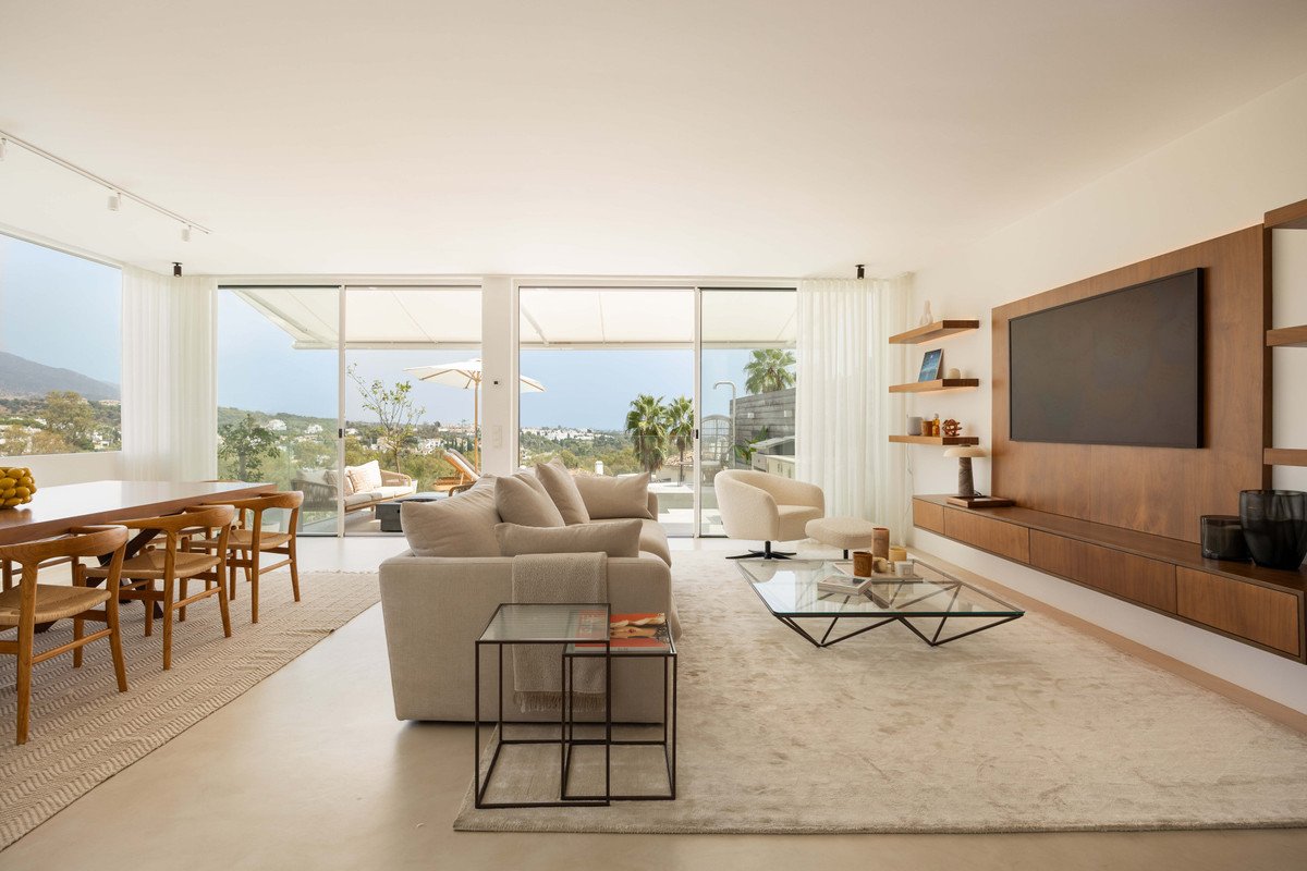 3 Bed Middle Floor Apartment in Nueva Andalucía