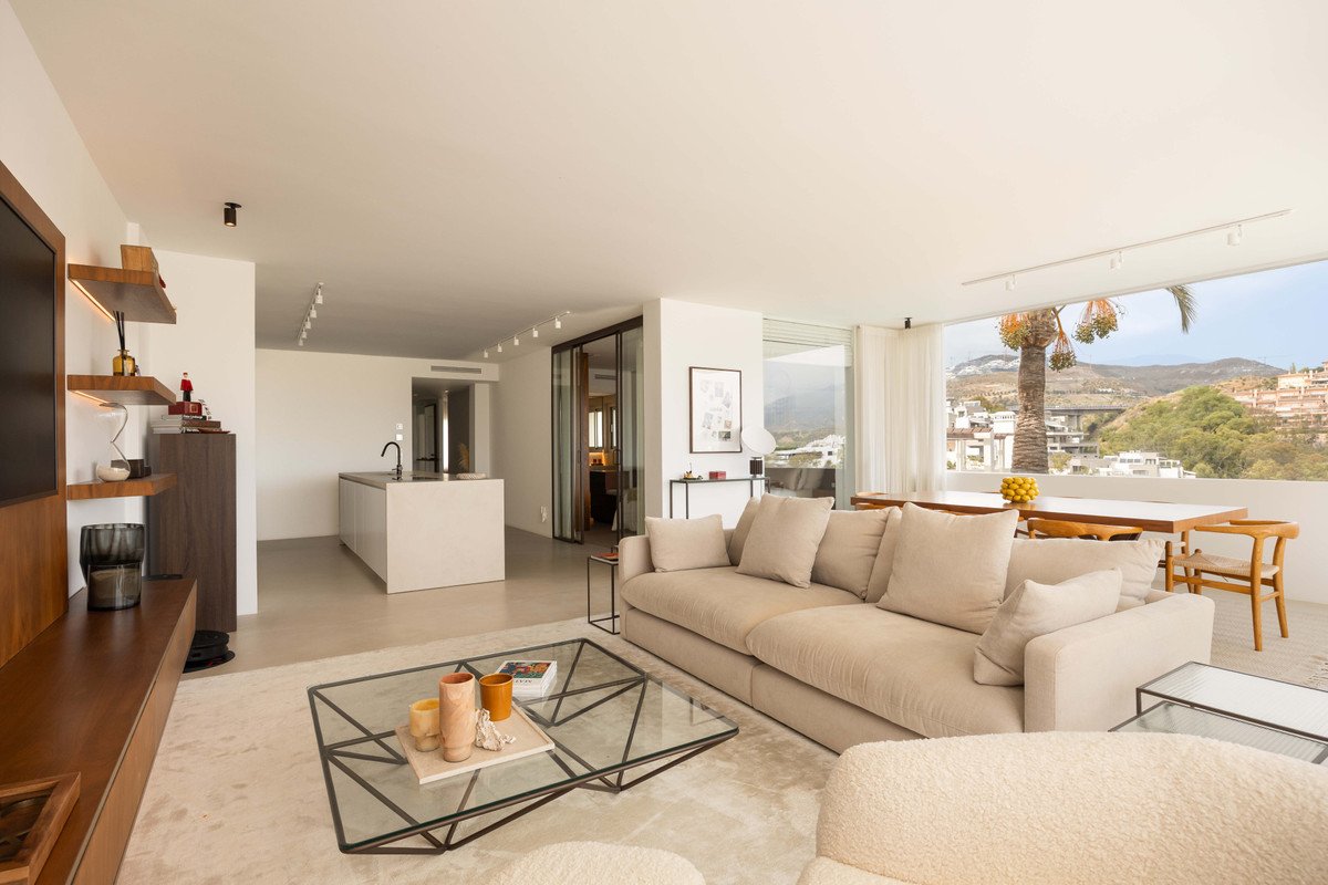 3 Bed Middle Floor Apartment in Nueva Andalucía