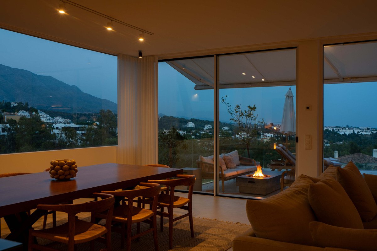 3 Bed Middle Floor Apartment in Nueva Andalucía