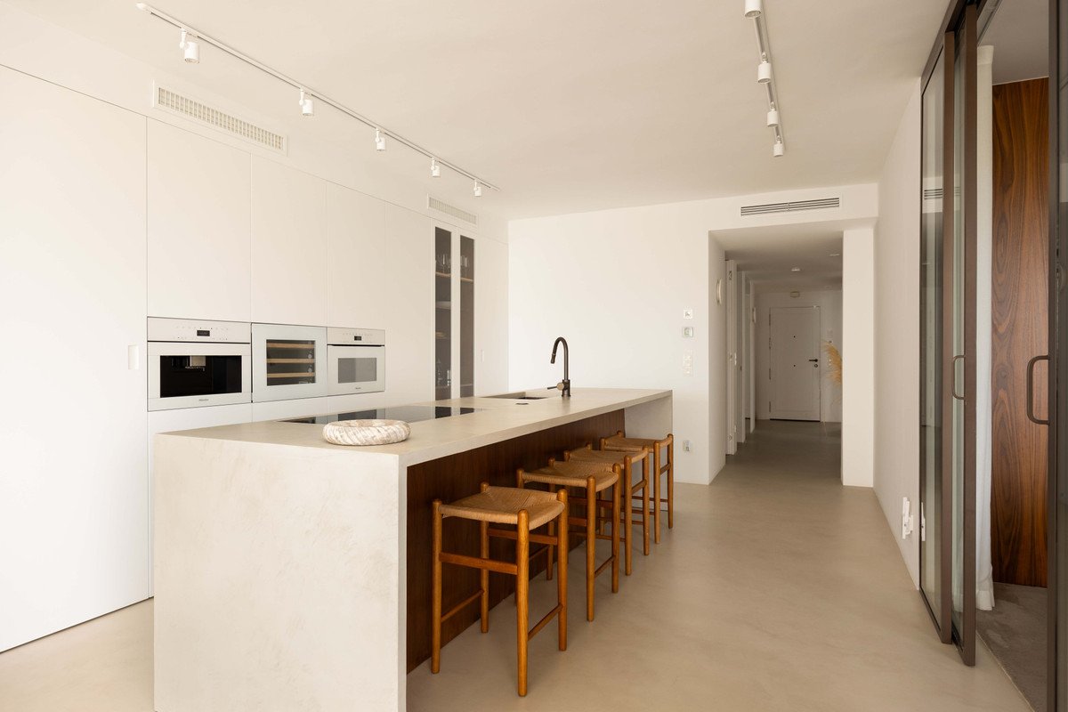 3 Bed Middle Floor Apartment in Nueva Andalucía