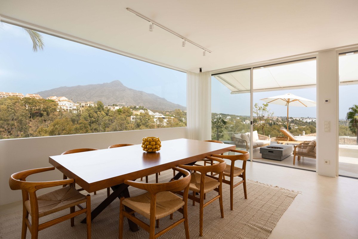 3 Bed Middle Floor Apartment in Nueva Andalucía